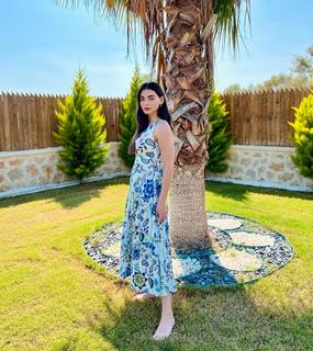 Özge Törer feet photo 3