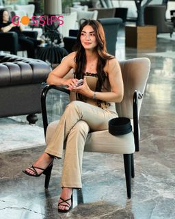Özge Törer feet photo 12