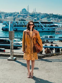 Özge Törer feet photo 6