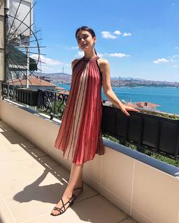 Özge Yagiz feet photo 2