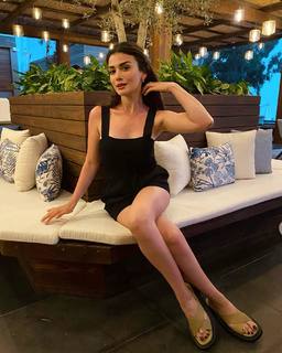 Özge Yagiz feet photo 13