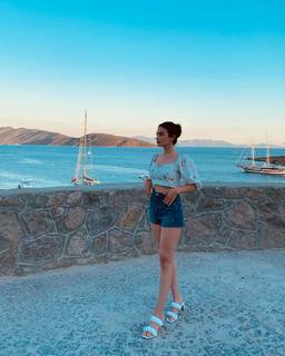 Özge Yagiz feet photo 12