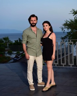Özge Yagiz feet photo 10