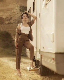 Özge Yagiz feet photo 5