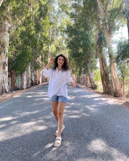Özge Yagiz feet photo 19