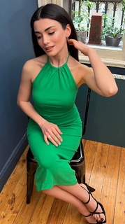 Özge Yagiz feet photo 18