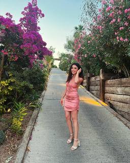 Özge Yagiz feet photo 15