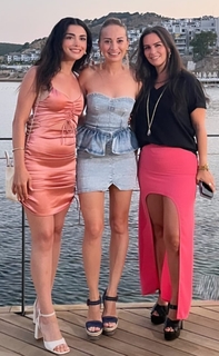 Özge Yagiz feet photo 13