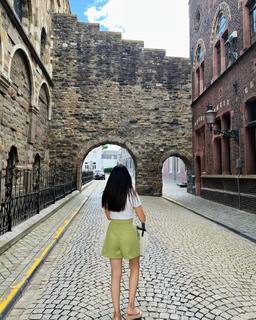 Özge Yagiz feet photo 10