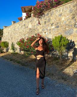 Özge Yagiz feet photo 5