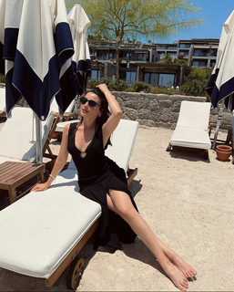 Özge Yagiz feet photo 4
