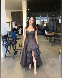 Özge Yagiz feet photo 2