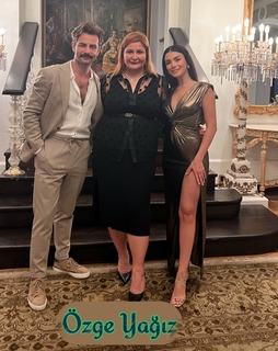 Özge Yagiz feet photo 20
