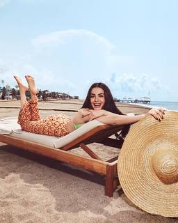 Özge Yagiz feet photo 14