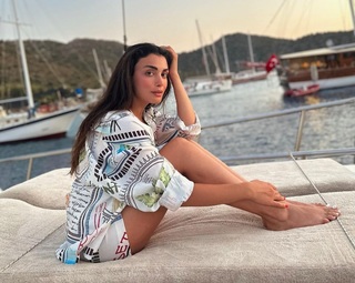 Özge Yagiz feet photo 13