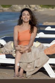 Özge Yagiz feet photo 3