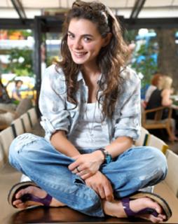 Özge Özpirinççi feet photo thumbnail