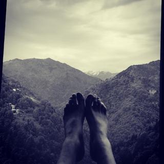 Özge Özpirinççi feet photo thumbnail