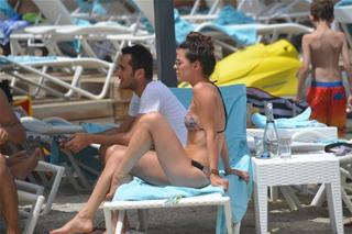 Özge Özpirinççi feet photo thumbnail