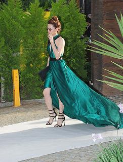 Özge Özpirinççi feet photo thumbnail