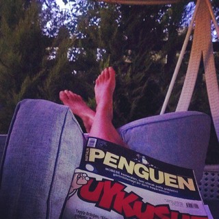 Özge Özpirinççi feet photo thumbnail