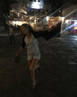 Özge Özpirinççi feet photo thumbnail