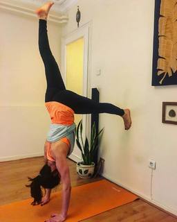 Özge Özpirinççi feet photo thumbnail