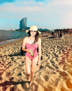 Özge Özpirinççi feet photo thumbnail