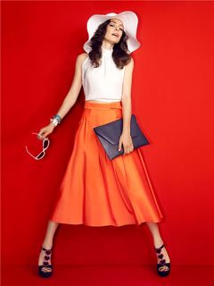 Özge Özpirinççi feet photo thumbnail