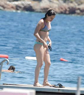 Özge Özpirinççi feet photo thumbnail