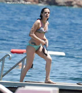 Özge Özpirinççi feet photo thumbnail