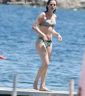 Özge Özpirinççi feet photo thumbnail