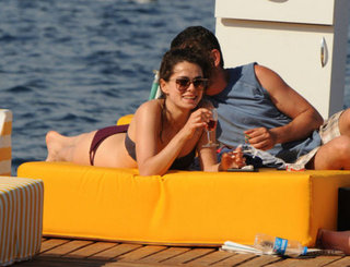 Özge Özpirinççi feet photo thumbnail