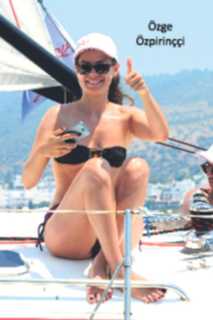 Özge Özpirinççi feet photo thumbnail