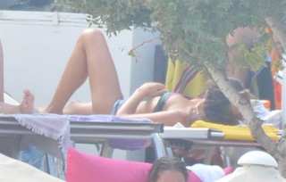 Özge Özpirinççi feet photo thumbnail