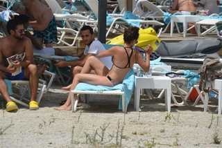 Özge Özpirinççi feet photo thumbnail