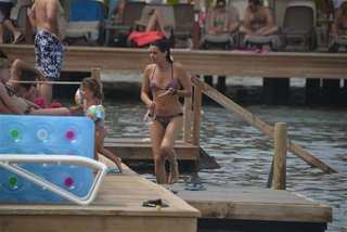 Özge Özpirinççi feet photo thumbnail