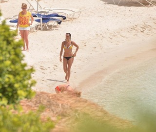 Özge Özpirinççi feet photo thumbnail