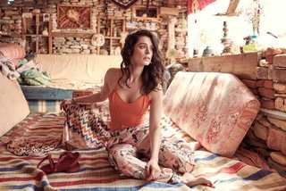 Özge Özpirinççi feet photo thumbnail