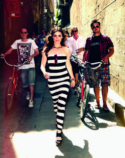 Özge Özpirinççi feet photo thumbnail