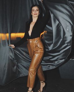 Özge Özpirinççi feet photo thumbnail