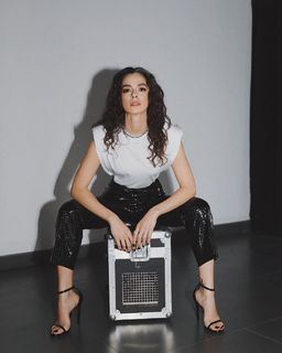 Özge Özpirinççi feet photo thumbnail