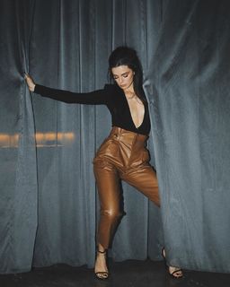 Özge Özpirinççi feet photo thumbnail