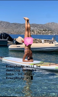 Özge Özpirinççi feet photo thumbnail