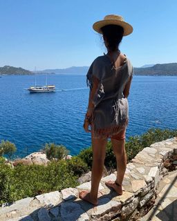 Özge Özpirinççi feet photo thumbnail