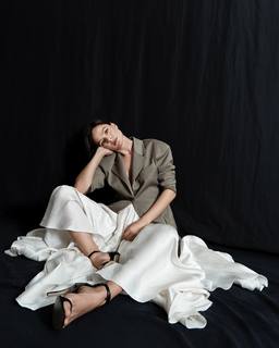 Özge Özpirinççi feet photo thumbnail