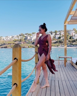 Özge Özpirinççi feet photo thumbnail