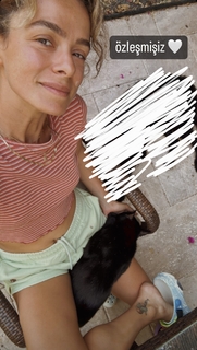 Özge Özpirinççi feet photo thumbnail