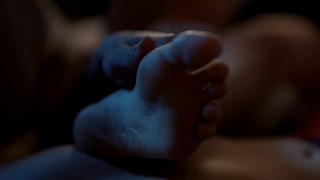 Özge Özpirinççi feet photo thumbnail