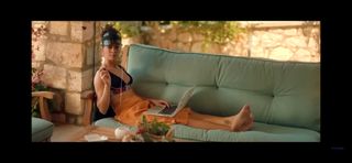 Özge Özpirinççi feet photo thumbnail